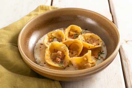 Cappellacci farcis à la courge et aux amaretti sur fondue de provola