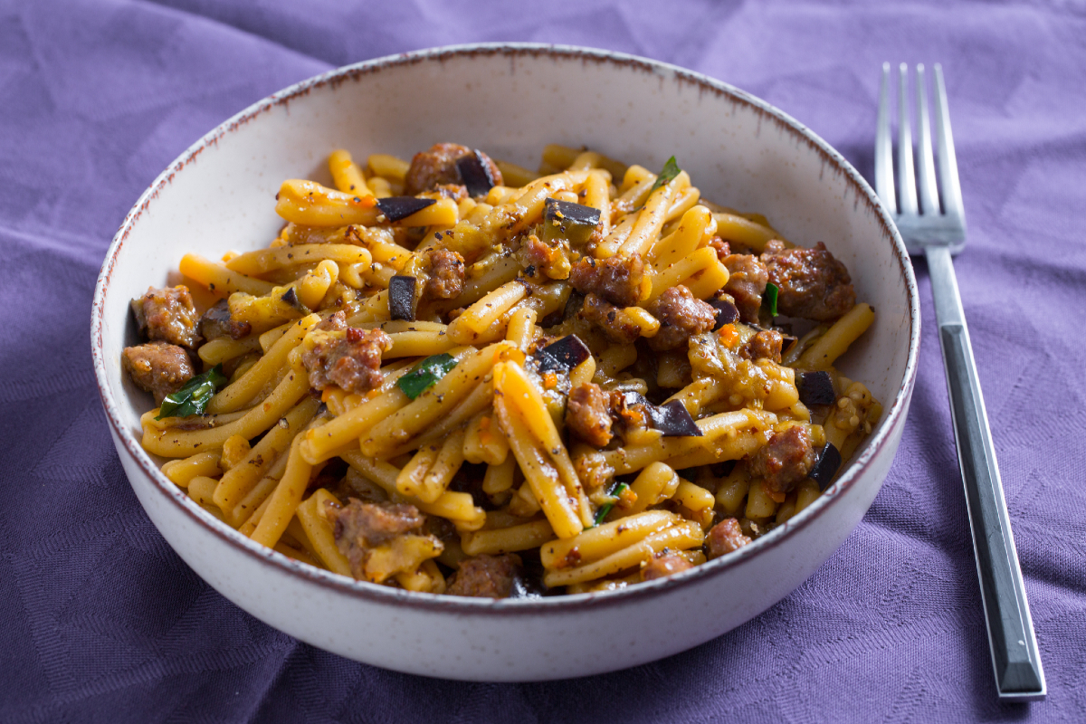 Pâtes aubergines et saucisse