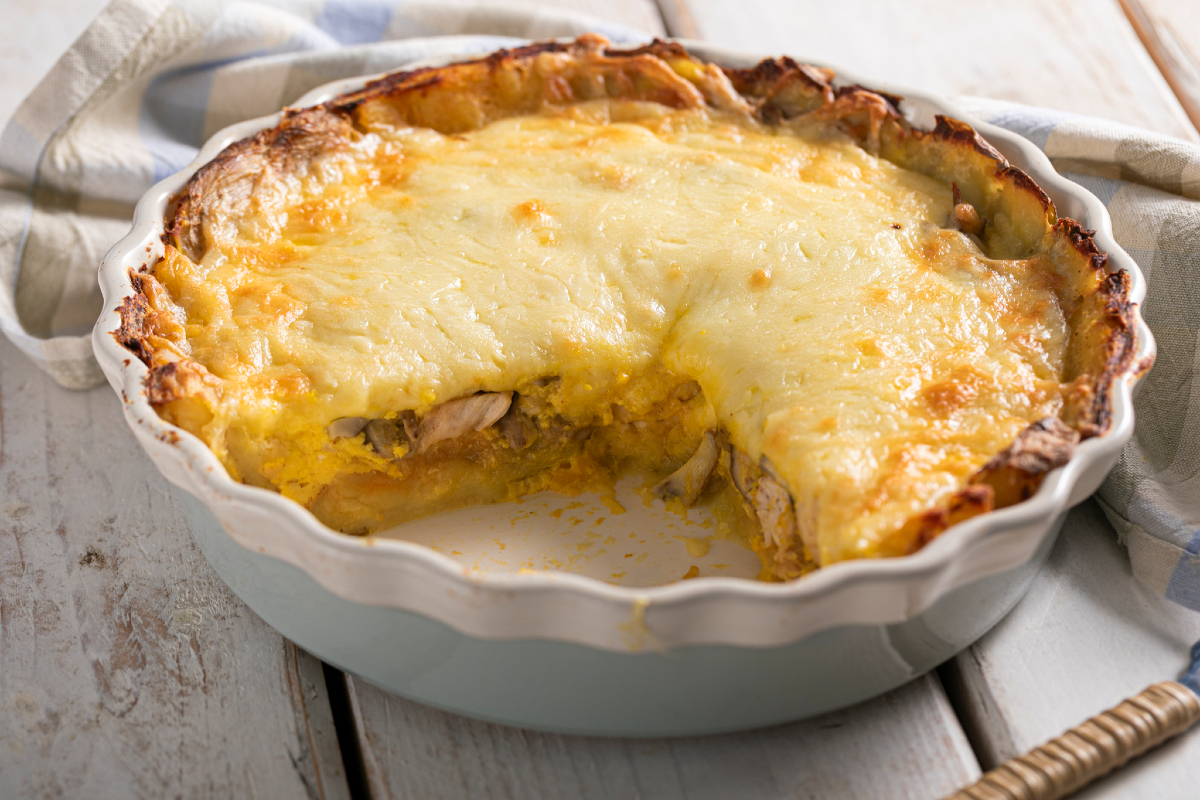 Tourte de pommes de terre avec poulet et champignons