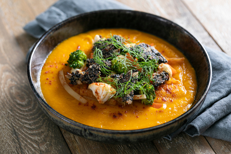 Velouté de potiron rôti avec légumes croquants