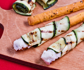 Ficelles à la tomate avec courgettes grillées et crème au parmesan