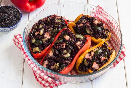 Poivrons farcis de riz noir, saumon et courgettes