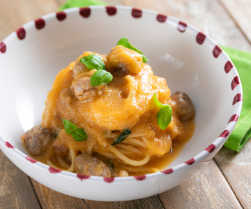 Spaghetti aux boulettes de saucisse et sauce aux tomates jaunes