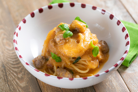 Spaghetti aux boulettes de saucisse et sauce aux tomates jaunes
