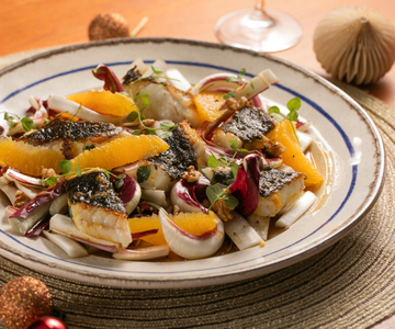 Turbot à la poêle avec salade d'oranges, radicchio et noix