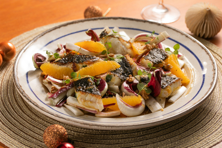 Turbot à la poêle avec salade d'oranges, radicchio et noix