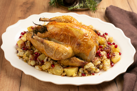 Pintade rôtie avec pommes de terre, chou-fleur et grenade