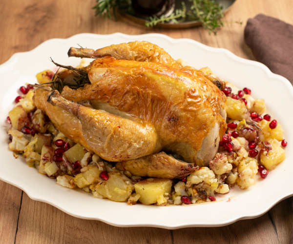 Pintade rôtie avec pommes de terre, chou-fleur et grenade