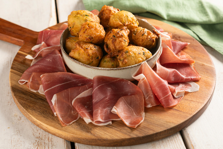 Beignets de ricotta et courgettes au jambon cru