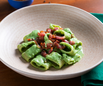 Pâtes à la crème de brocolis, épinards et lard croustillant