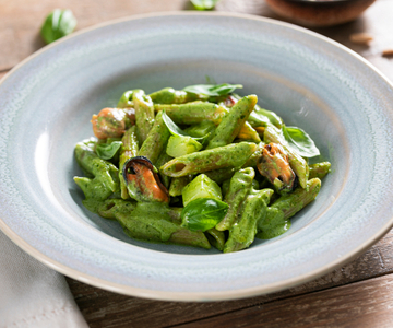 Pâtes au pesto avec moules et pommes de terre