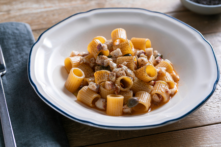 Pâtes aux rougets, câpres et ail noir