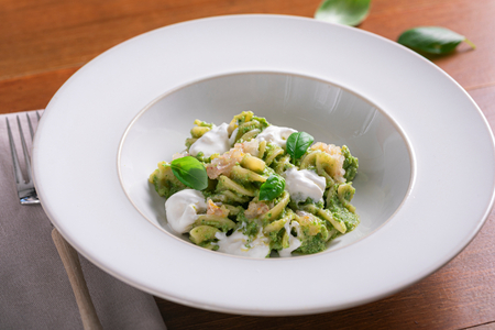 Pâtes au pesto de haricots verts, stracciatella et tartare de crevettes