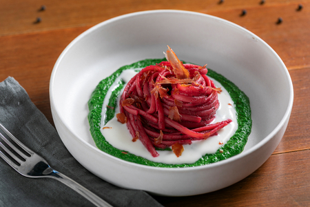 Pâtes à la betterave sur crème d'épinards et speck