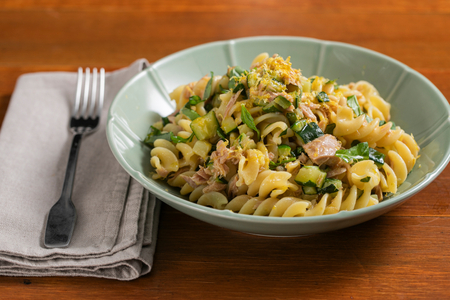 Pâtes froides au thon et courgettes