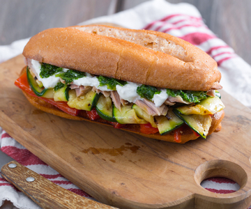 Sandwich au thon, légumes grillés et stracciatella