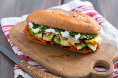 Sandwich au thon, légumes grillés et stracciatella