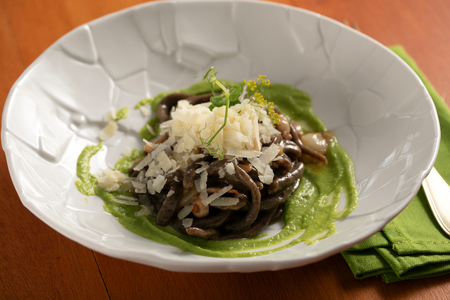 Pici au café avec ail géant, lardons et petits pois