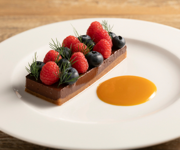 Terrine végétalienne au chocolat et aux arachides avec fruits des bois