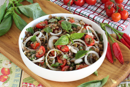 Salade de lentilles, tomates et oignons nouveaux