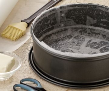 Comment chemiser un moule avec du papier sulfurisé