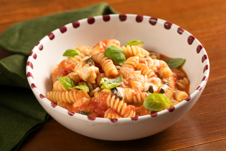 Pâtes à la tomate et mozzarella