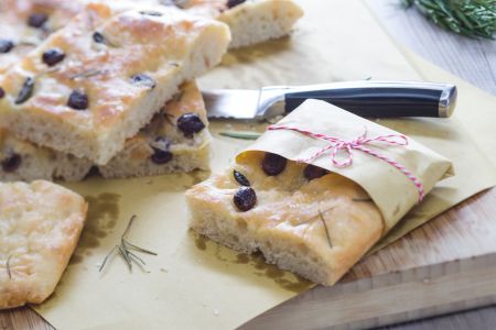 Fougasse aux câpres, romarin et olives taggiasche