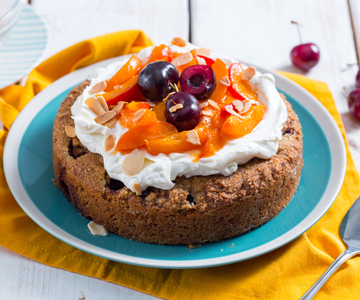 Gâteau de sarrasin aux abricots et cerises