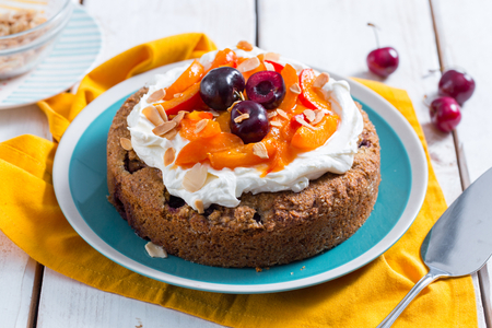 Gâteau de sarrasin aux abricots et cerises