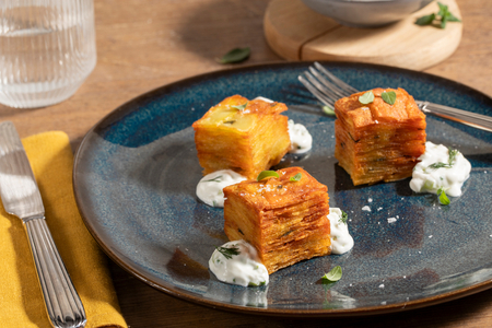 Pavé de pommes de terre avec sauce tzatziki