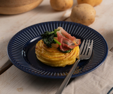 Nids de pommes duchesse avec des pousses de brocoli-rave