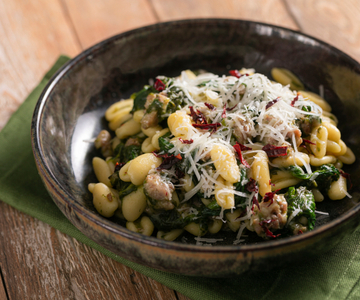 Cavatelli avec saucisse, pousses de navet et piment cru