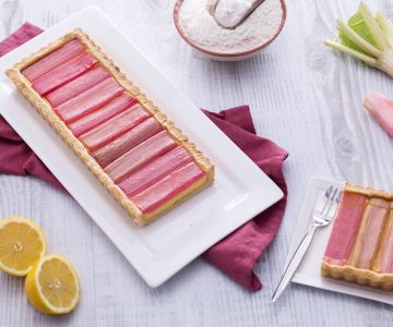 Tarte à la rhubarbe avec crème pâtissière au citron