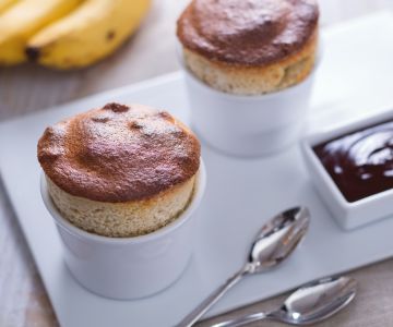 Soufflé à la banane avec sauce au chocolat