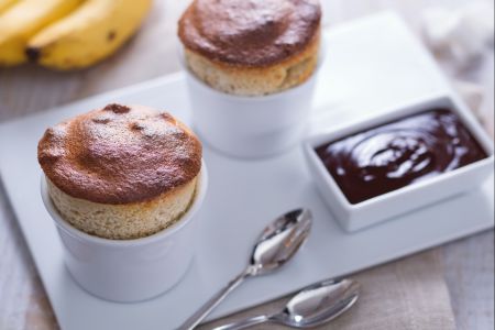 Soufflé à la banane avec sauce au chocolat