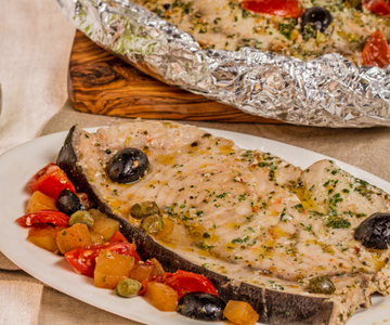 Espadon en papillote à la bière avec tomates cerises et olives