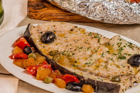 Espadon en papillote à la bière avec tomates cerises et olives