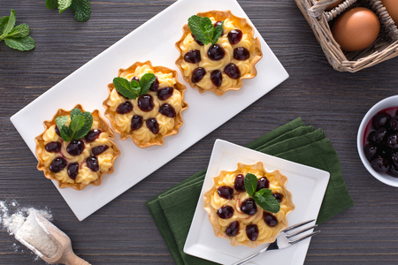 Tartelettes à la crème pâtissière et griottes
