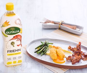 Oeuf poché frit avec légumes, lard et sauce béarnaise