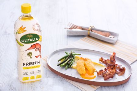 Oeuf poché frit avec légumes, lard et sauce béarnaise