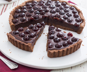 Tarte aux noisettes avec ganache au chocolat noir et griottes