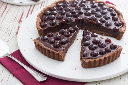 Tarte aux noisettes avec ganache au chocolat noir et griottes