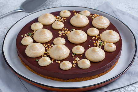 Tarte noisette, chocolat et caramel salé