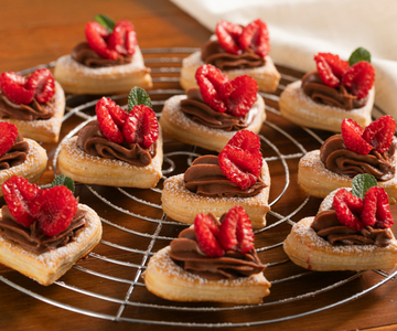 Petits cœurs en pâte feuilletée avec framboises et crème de noisettes