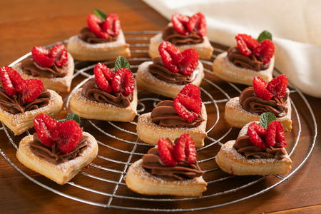 Petits cœurs en pâte feuilletée avec framboises et crème de noisettes