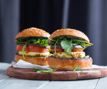 Tommette au BBQ avec légumes grillés et moutarde