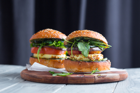 Tommette au BBQ avec légumes grillés et moutarde