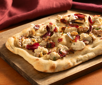 Pinsa au radicchio, speck et noix