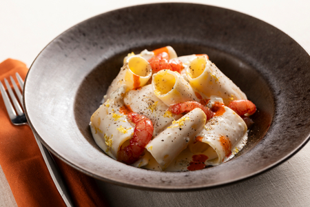 Paccheri au gorgonzola, poivre et crevettes rouges