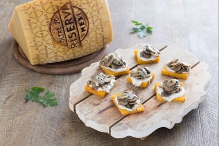 Crostini de polenta avec champignons et fondue de Grana Padano